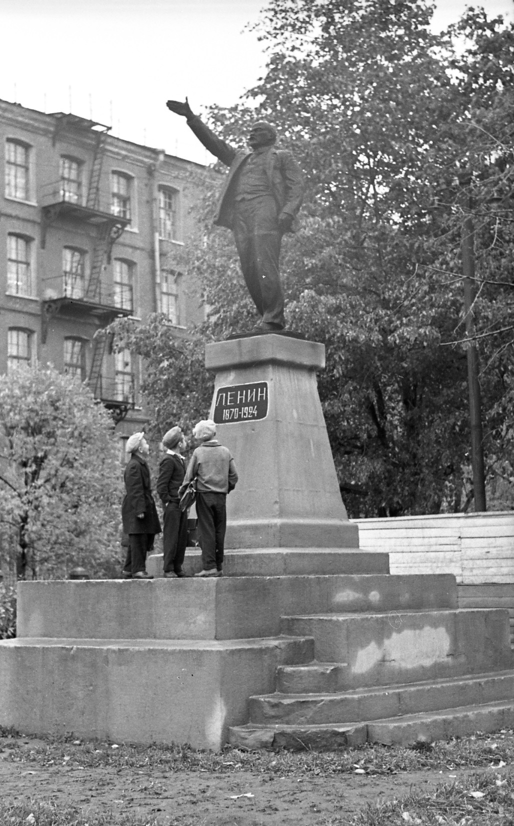 Памятник В.И. Ленину во дворе Пролетарки у здания прядильной фабрики Калининского хлопчатобумажного комбината. 1959 г.