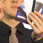 За передачу личной банковской карты третьим лицам грозит тюремный срок