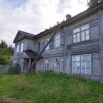 В Бологое рухнувшие на МКД электроопоры угрожают жизни людей