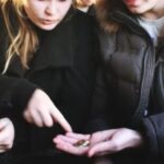 Финансовые проблемы вынуждают россиян откладывать брак и рожать детей