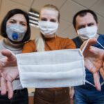 Россиянам вновь предлагают носить маски для защиты от нового варианта коронавируса