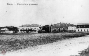 Постройки юнкерского кавалерийского училища в г. Твери. Нач. XX в. // ГАТО. Ф. Ф-1. Оп. 3. Д. 2040. Экспонаты сельскохозяйственной выставки размещались на территории манежа Юнкерского кавалерийского училища.