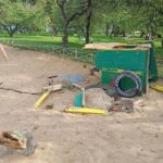 Вандалы разгромили детскую площадку в Твери: фотофакт Вандалы разгромили детскую площадку в Твери: фотофакт