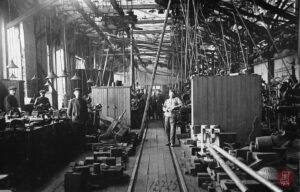 Рабочие в цехе Тверского вагоностроительного завода. Начало XX в. // ГАТО. Ф. Ф-1. Оп. 1. Д. 1653.