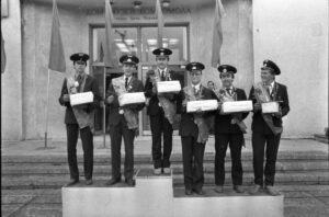 Финал 5-го Всероссийского конкурса молодых водителей троллейбуса на наб. р. Лазури в г. Калинине. Призеры конкурса у здания Дома-музея комсомола им. Л. Чайкиной на пл. Салтыкова-Щедрина. Сентябрь 1985 г. // ГАТО. Ф. Ф-2. Оп. 1. Д. 2839 фотокорреспондент А.К. Рождественский