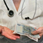 В Тверской области медикам урезают зарплаты