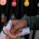 Как переживают россияне самый резкий скачок цен на бензин за последние 15 лет