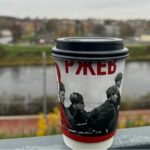 «Ведь этот стакан выкинут в мусорку!». Ржевитян возмутили фото освободителей города на одноразовой посуде