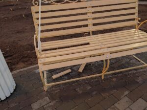 Вандалы или..? Что не так с новыми скамейками в Ржеве?