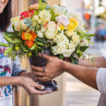 Дарите девушкам цветы… с доставкой!