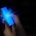 Исследователи рассказали, как свет от смартфонов меняет работу мозга