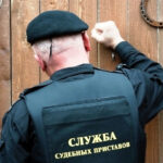 Приставы могут изъять имущество у россиян при долге выше трех тысяч рублей