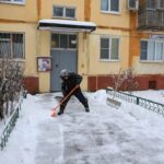 В Госдуме жильцам МКД посоветовали не жаловаться на сугробы, а убирать снег самим