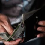 Реальные зарплаты россиян оказались в 1,7 раза ниже официальных