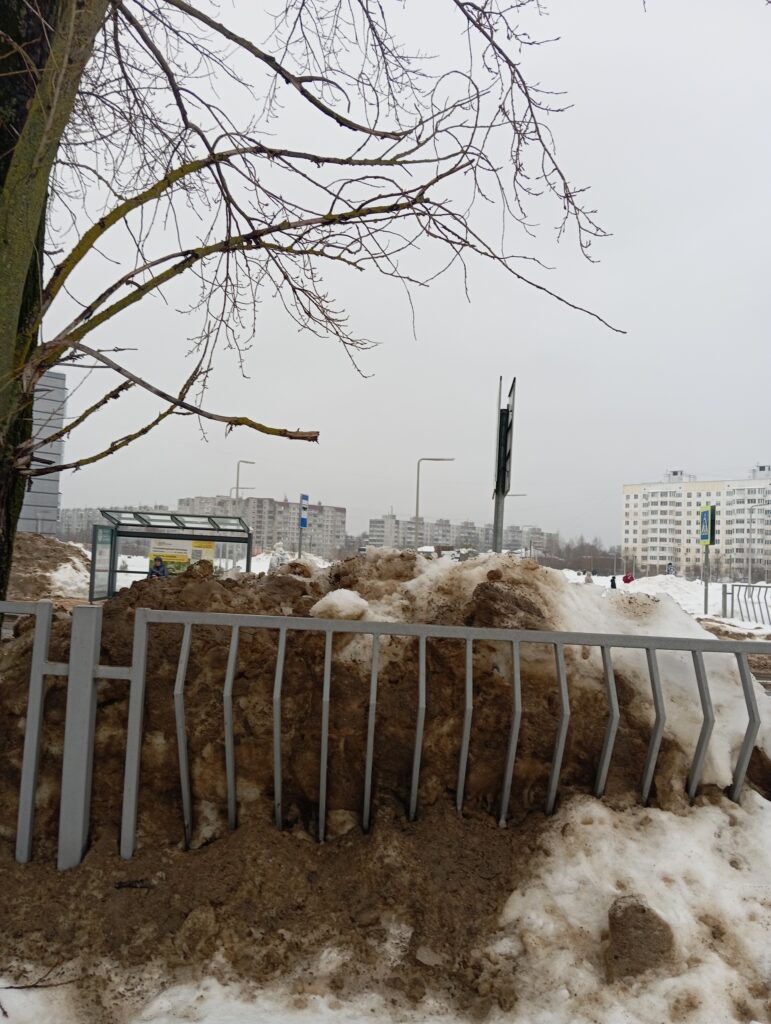 Парк в Южном завален снегом