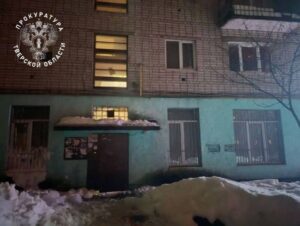 Теперь в Вышнем Волочке леденая глыба отправила пенсионерку в больницу