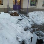 Ржев пополнил список городов, где рухнувший с крыши снег нанес тяжкие телесные повреждения человеку