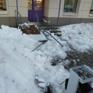 Ржев пополнил список городов, где рухнувший с крыши снег нанес тяжкие телесные повреждения человеку