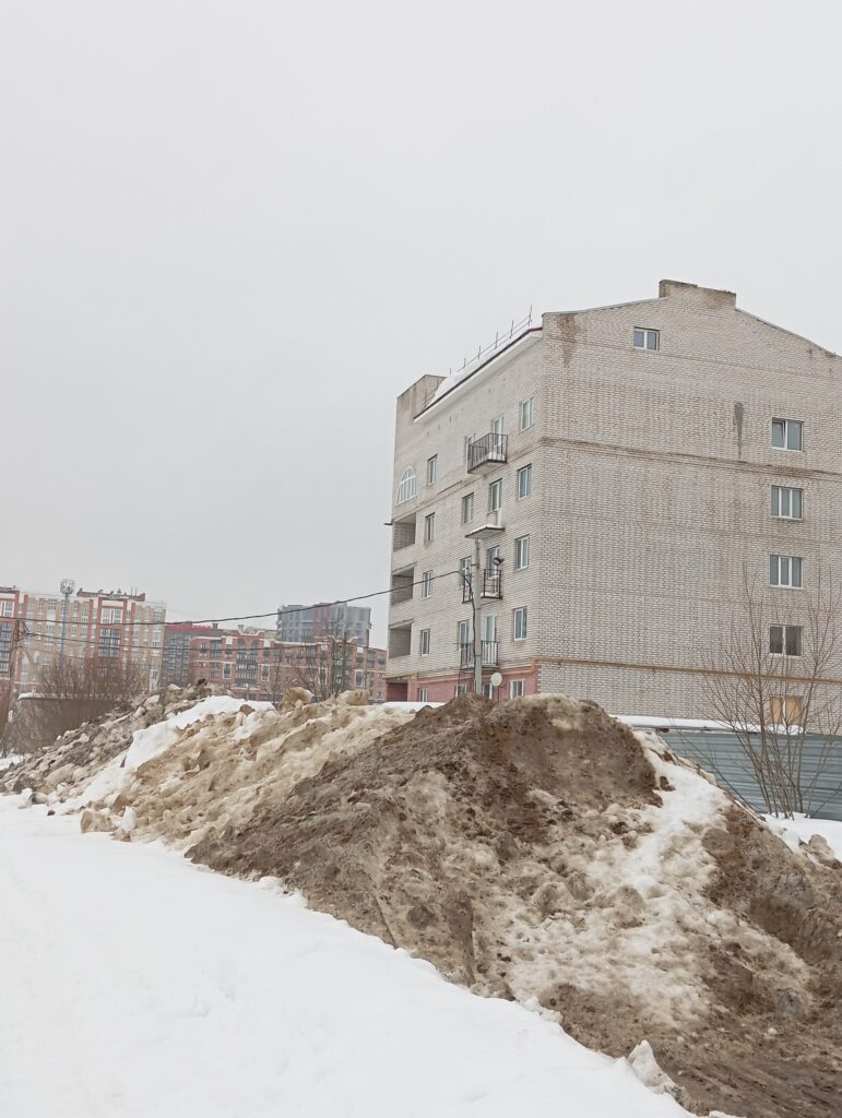 Горы снега в Твери