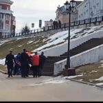 Прохожие сспасли тонущего мужчину в центре Твери