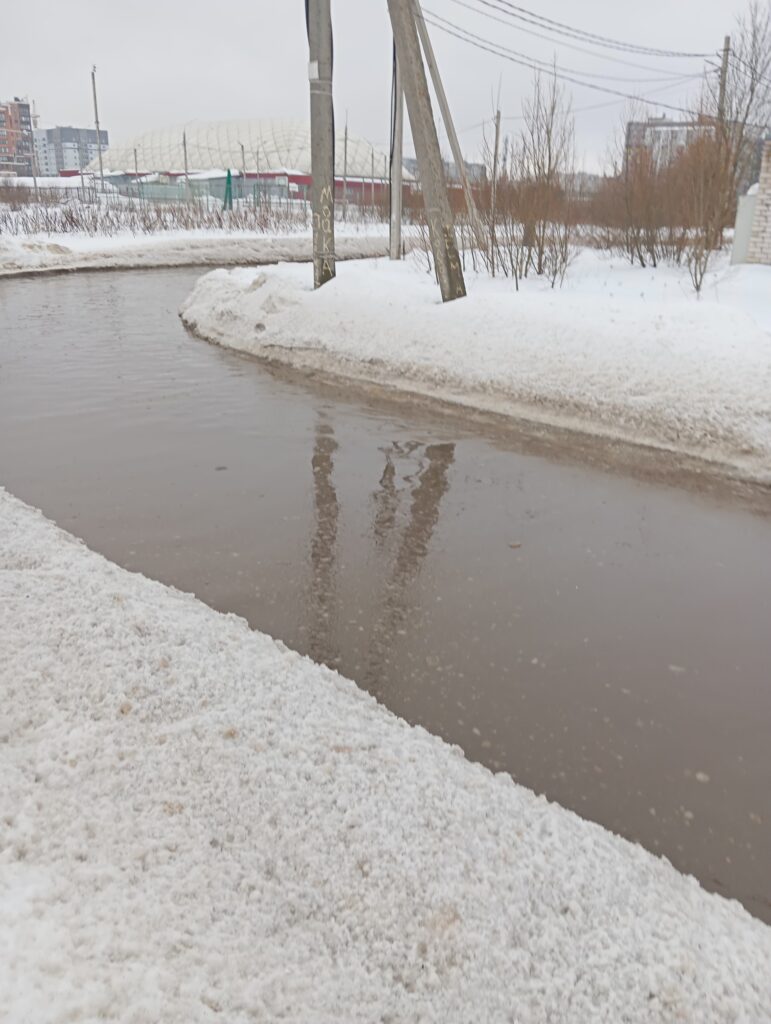 Южный поплыл