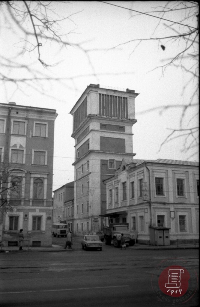 Пересечение ул. Советской и Татарского пер. в г. Твери. Историческое здание водонапорной башни. 1993 г.