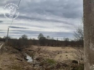 Загрязняют реки. В посёлке Васильевский Мох под Тверью канализация течёт в Тверцу