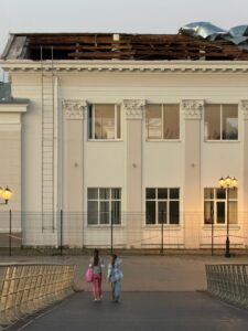 Ураган сорвал крышу павильона на стадионе «Химик» в Твери