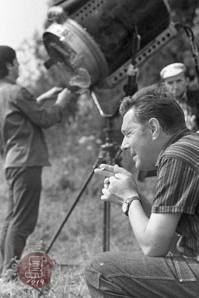 Режиссер киностудии «Мосфильм» Б.В. Рыцарев на съемках кинофильма «Огоньки» в Осташковском районе. 1971 г.