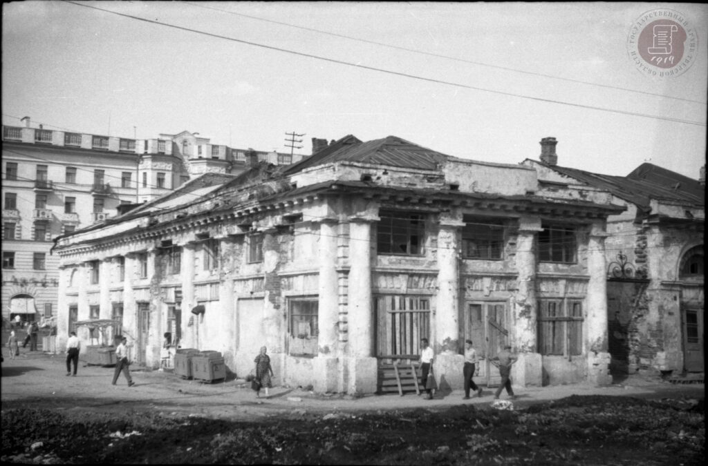 Здание торговых рядов на площади Победы в г. Калинине. 1965 г.