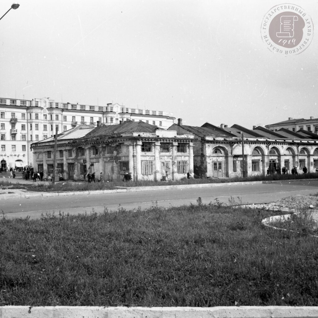 Комплекс сооружений бывших торговых рядов в г. Калинине перед сносом. Вид с западной стороны. 1964 г.