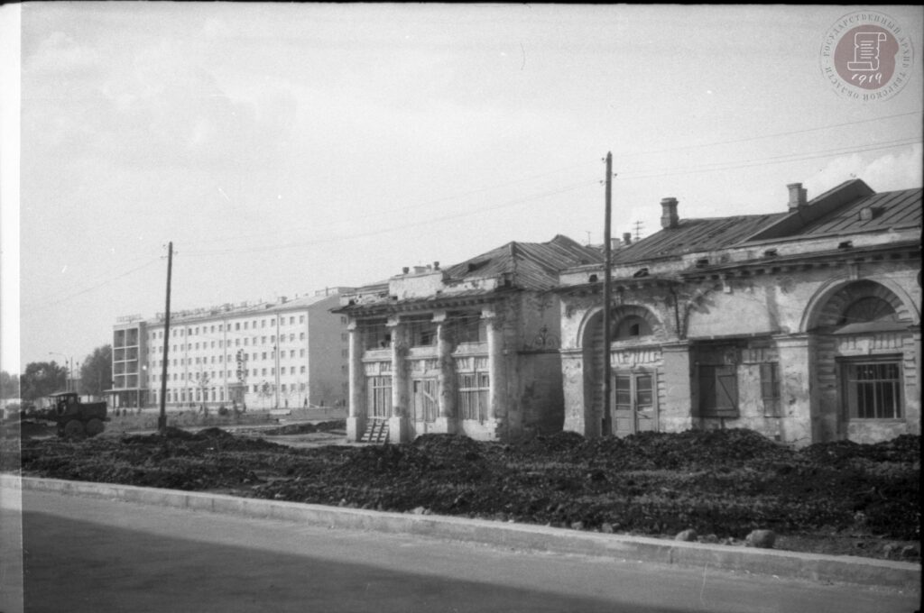 Здание торговых рядов на площади Победы в г. Калинине. 1965 г.