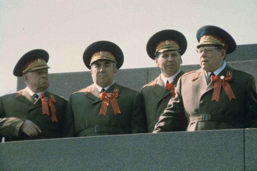 Д. Ф. Устинов (справа) и Н. В. Огарков (второй справа).