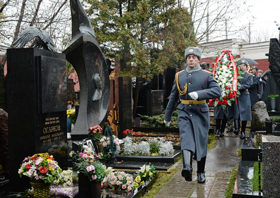 Церемония возложения венков на могиле Огаркова в день его 100-летия. 2017 год